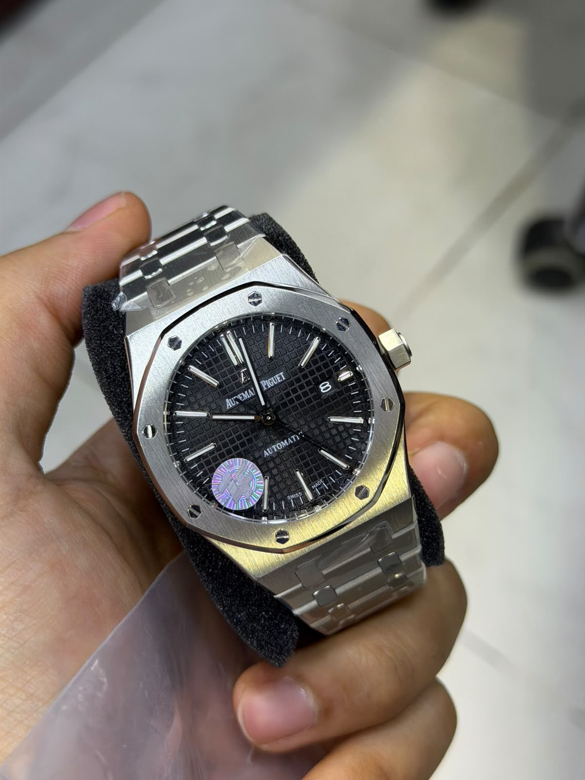 Royal Oak, black dial — case profile and octagonal bezel