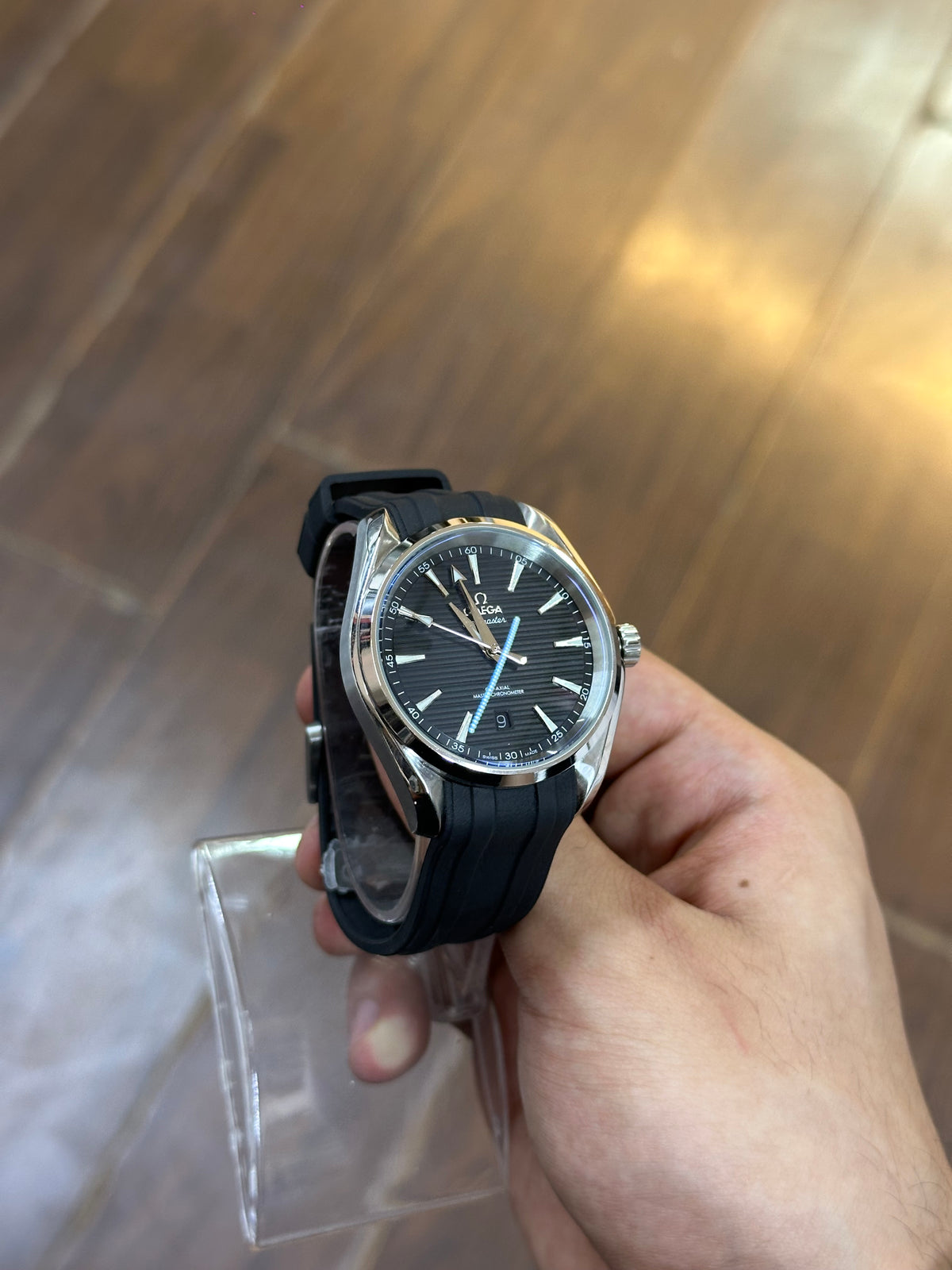Seamaster Aqua Terra, black dial — case profile and crown