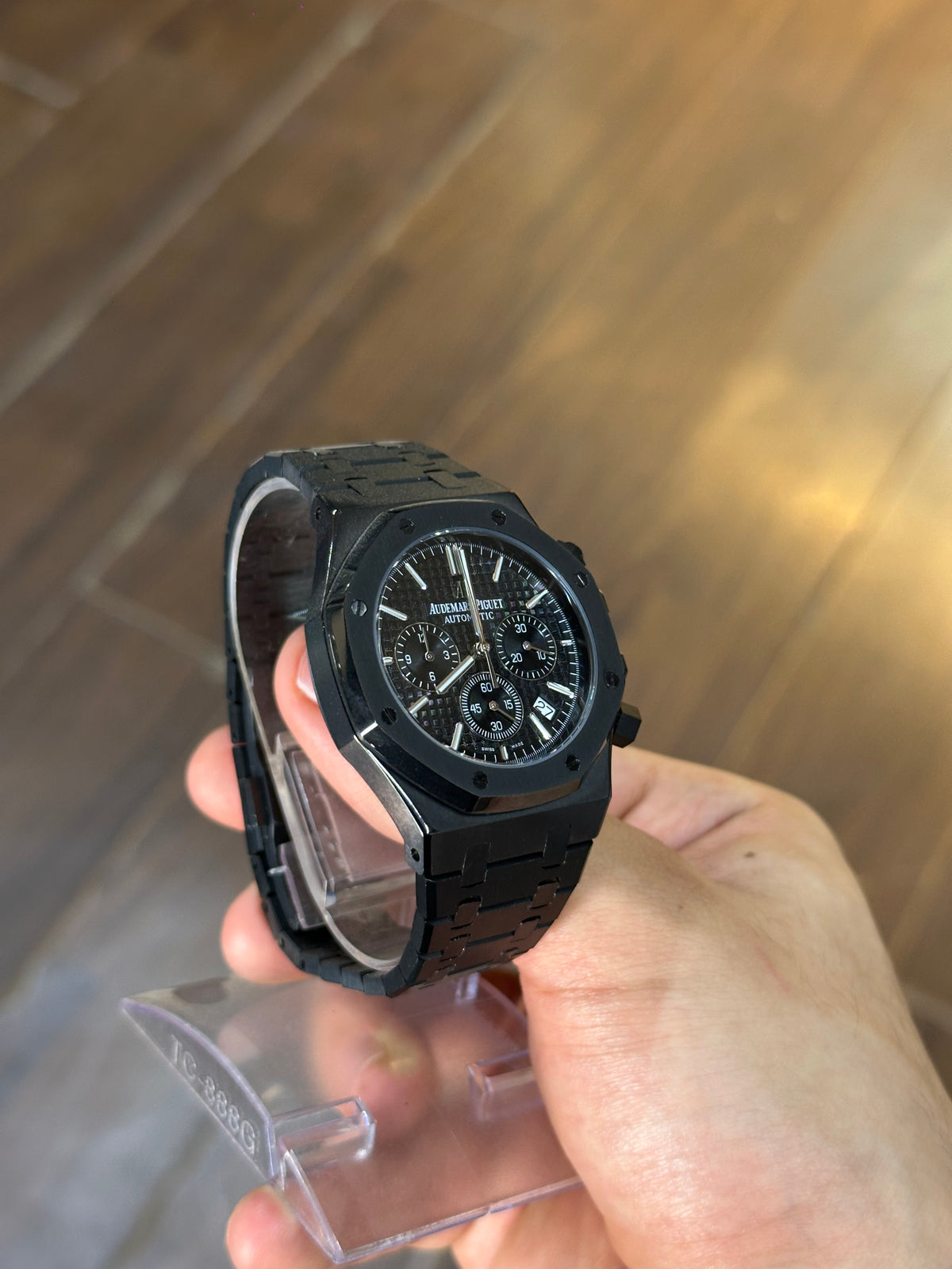 Royal Oak black dial — case profile and crown