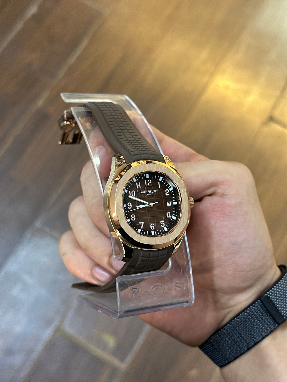 Aquanaut rose gold — rubber strap detail