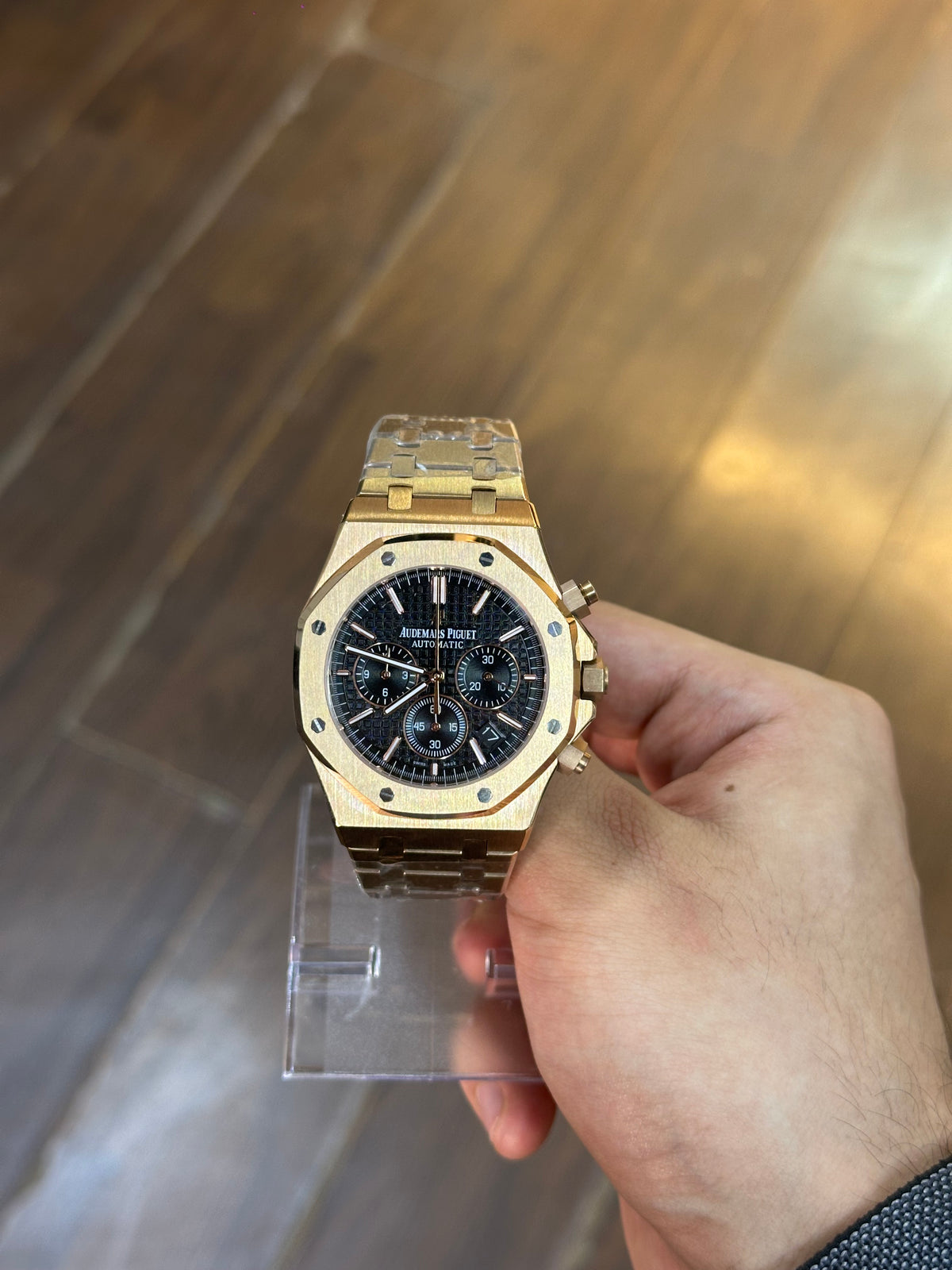 Royal Oak chronograph, rose gold — case profile and crown