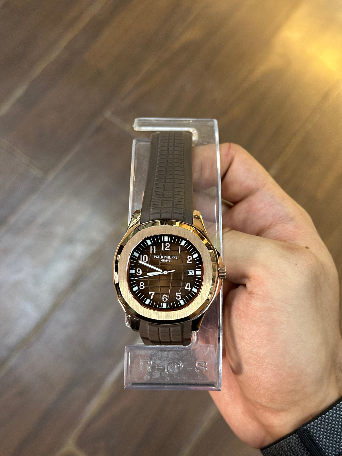 Aquanaut rose gold — case profile and crown