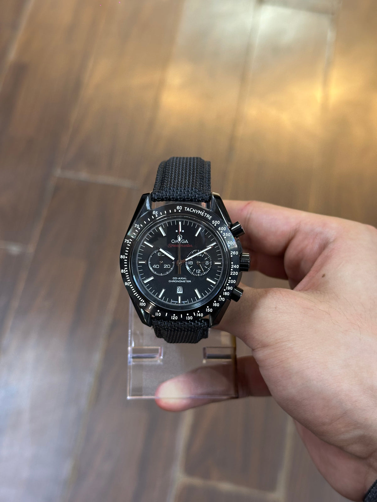 Speedmaster, black dial — case profile and crown