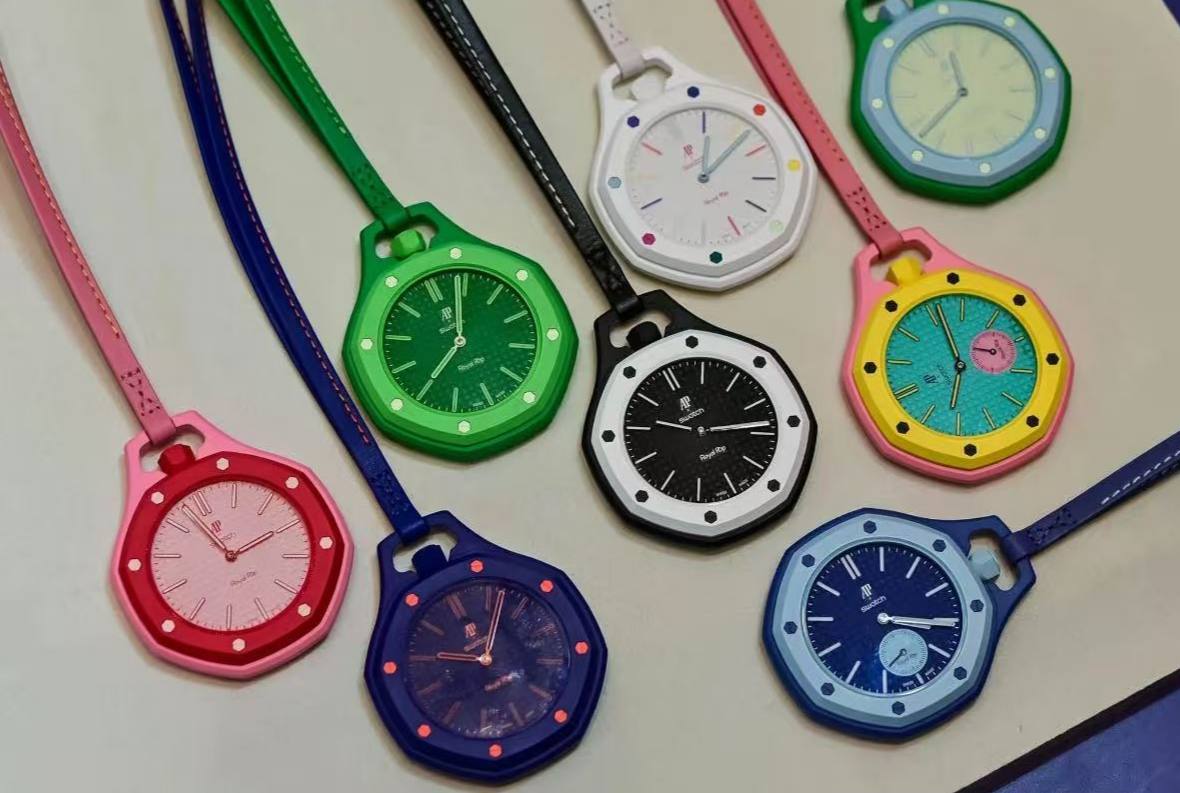 Royal Pop — coloured case, octagonal bezel, front view