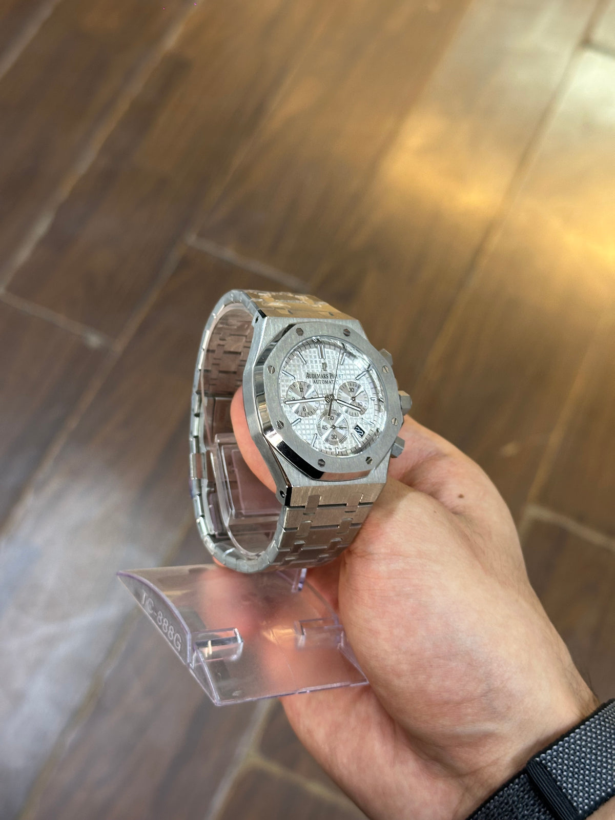 Royal Oak chronograph, white dial — case profile and crown