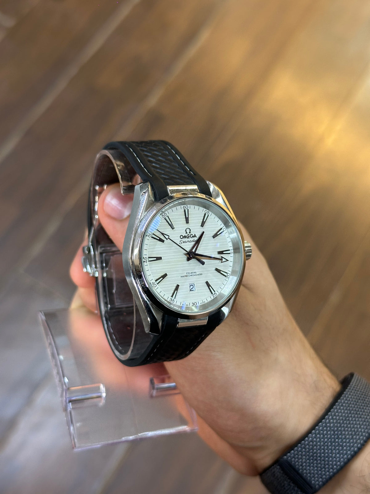 Seamaster Aqua Terra, white dial — case profile and crown